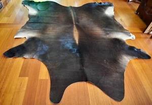 Dark Tones with a Broad Arrow Centre Blaze - A Simply Beautiful Cowhide Rug - Bild 1 von 6