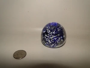 Peso de papel de vidrio transparente con flores azules y blancas - Imagen 1 de 7