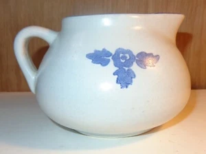 Pequeña jarra vintage de salsa de gres Pfaltzgraff YORKTOWNE FLOR AZUL 414Y  - Imagen 1 de 6