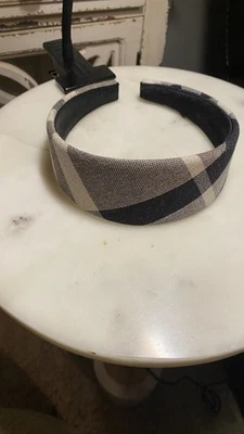 Diadema Burberry gris a cuadros Foto 1 de 4