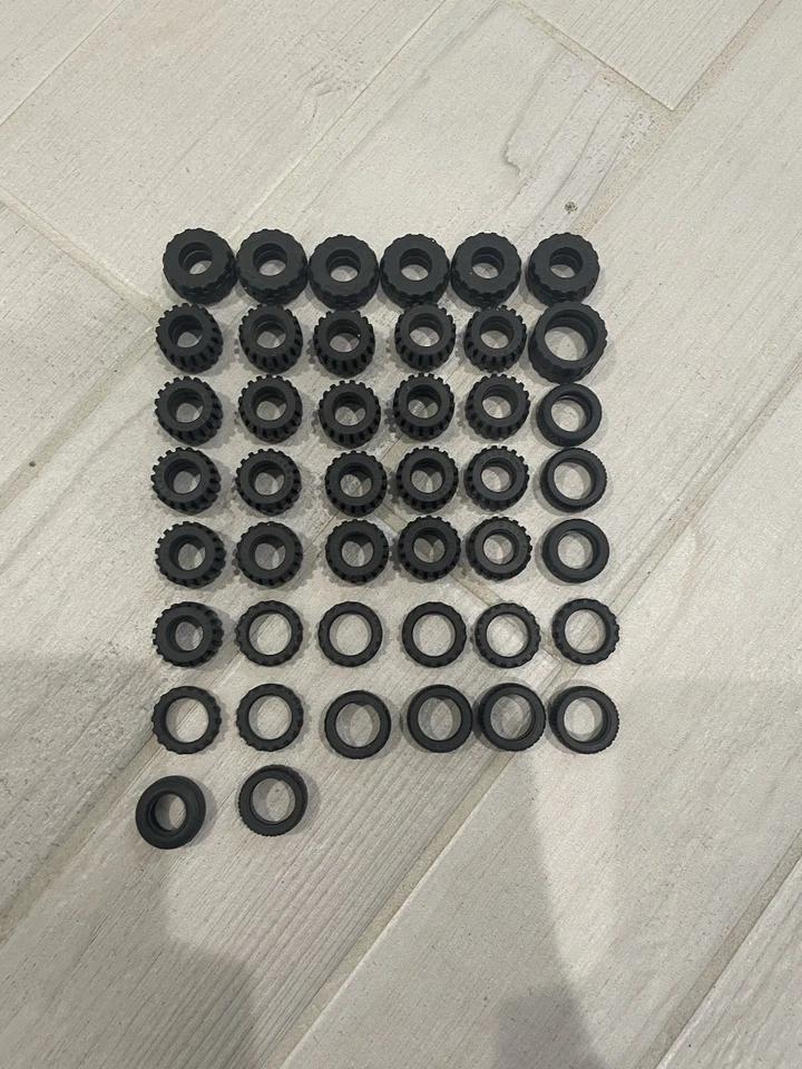 44 neumáticos LEGO pequeños Foto 1 de 1