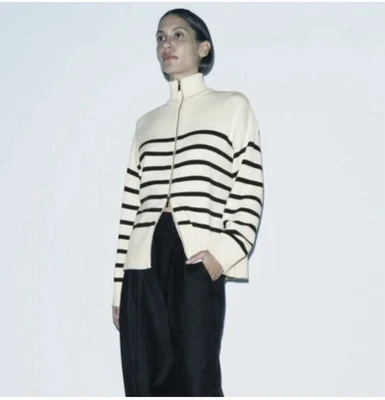 ZARA NUEVA! Cárdigan Suéter Tejido Crema/Negro Rayas Cremallera Frontal Cuello Alto XS Foto 1 de 4