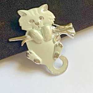 Vintage AJC Brosche Anstecknadel Kätzchen Katze Kätzchen auf Baumzweig silberfarben hängen - Bild 1 von 8