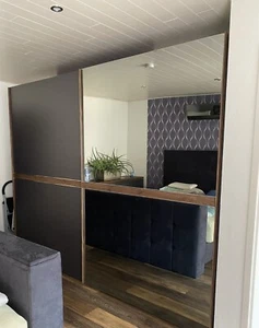 Kleiderschrank mit Spiegel und Schwebetüren, anthrazit und Holzbordüre - Bild 1 von 1