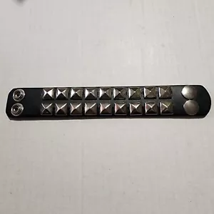 Bracelet Punk Metal 2 rangées pyramide clou cuir noir 7,5 pouces Rivet Goth - Photo 1 sur 4