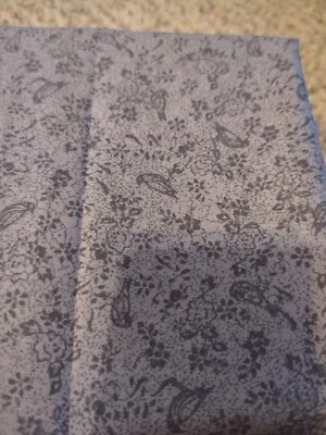 Pássaro e floral em tecido marrom por meia jarda ("Suporte alto", Henry Glass) - Imagem 1 de 4