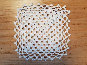 1 Zierdeckchen Filethäkelei filigrane Handarbeit beige quadratisch ca. 15 × 15cm - Bild 1 von 4