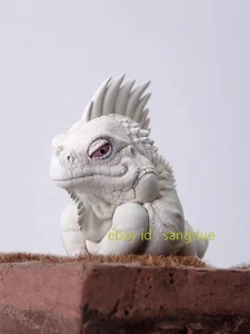 Museum Chronicles Snow white green mane lizard 8.5cm Model Statue In Stock - Picture 1 of 6