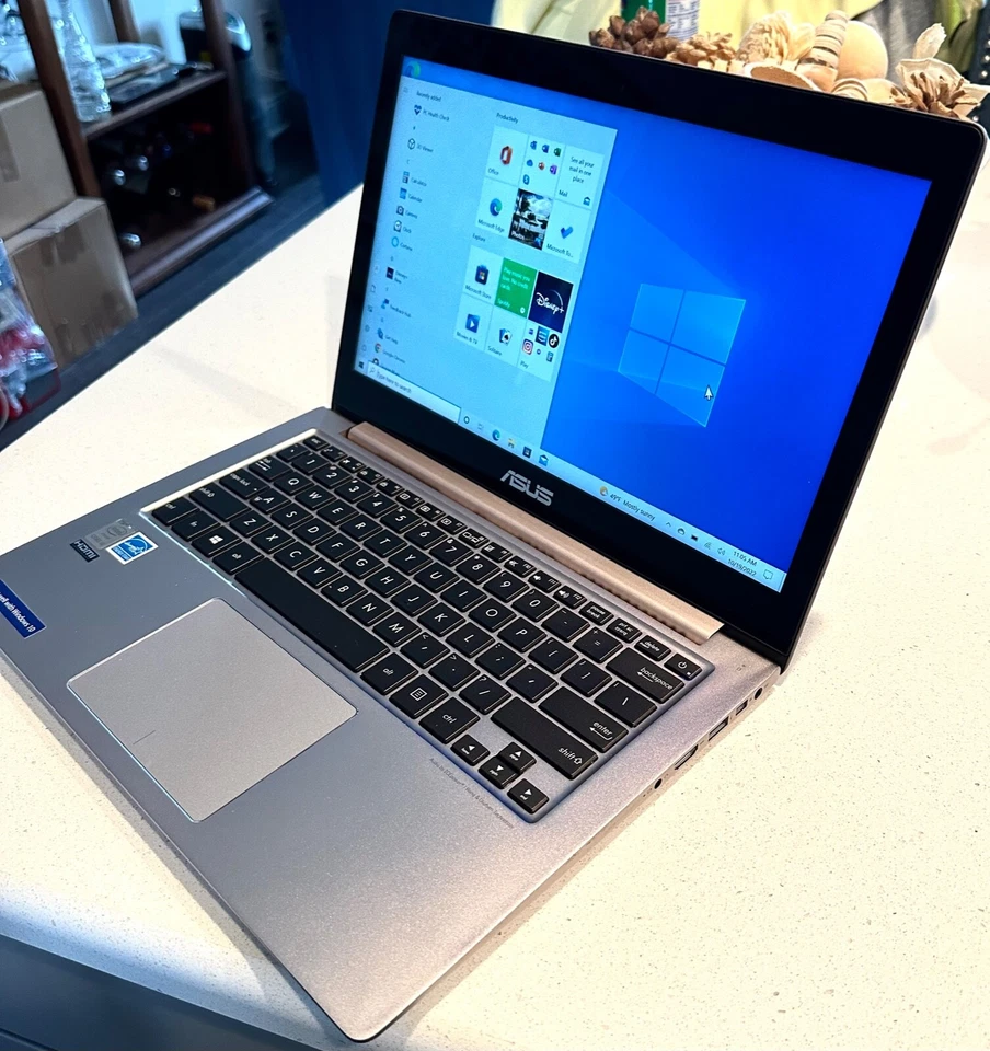 ASUS ZenBook UX3030LA 13.3" LED HD Pantalla Táctil, Intel Core i5, 8 GB RAM/ 256g HD Foto 1 de 4