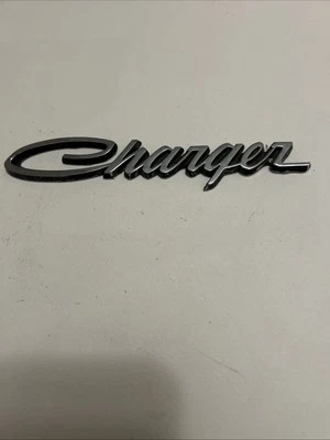 CARGADOR DODGE EMBLEMA TAPA MALETERO TRASERO OEM 3504807 PLACA METÁLICA PRINCIPIOS DE LOS 70’s Foto 1 de 4