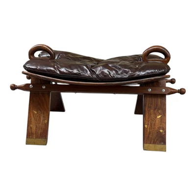 Taburete de sillín camel con incrustaciones de latón y cojín de imitación de cuero vintage Foto 1 de 4