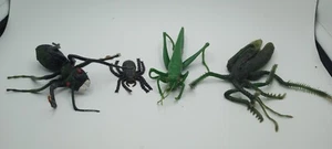 Menge 4 große Vintage Gummi Kunststoff Insekten Ameisen Heuschrecke Spinne Gottesanbeterin Spielzeug - Bild 1 von 8