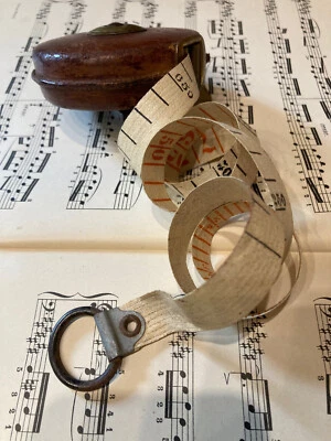 Mètre ruban ancien en cuir, tissu et laiton. - Photo 1/4