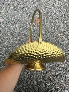 Piccolo cesto legna da ardere vintage FTDA Holland ottone martellato, base e manico mobile - Foto 1 di 7