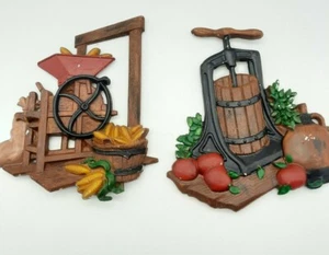 2er Set Homco Mais Hopper Apfelwein Presse Metall Plaketten Wand Skulpturen Dekor - Bild 1 von 11
