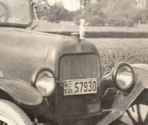 Automóvil Muñeca Capucha Adorno Placa Motor Coche Foto Real Postal - Imagen 1 de 3