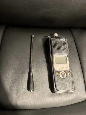 Motorola XTS5000 H18UCF9PW6AN 700/800MHz P25 ADP y antena Foto 1 de 4