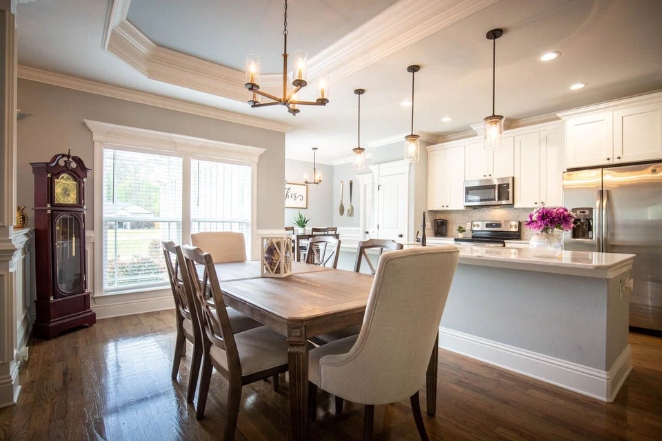 Juego de mesa de comedor de madera 8 sillas usadas Foto 1 de 4