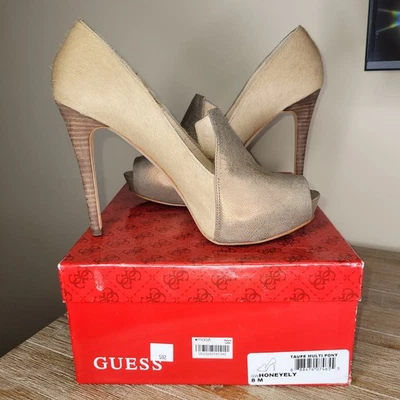 Zapatos de tacón de aguja Guess Honeyely para mujer con plataforma Peep-Toe dorados y beige 8 Foto 1 de 4