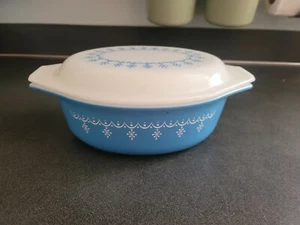 Vintage Pyrex 1 1/2 Qt Casserole 043 Blue Snowflake Garland With Lid near mint - Picture 1 of 12