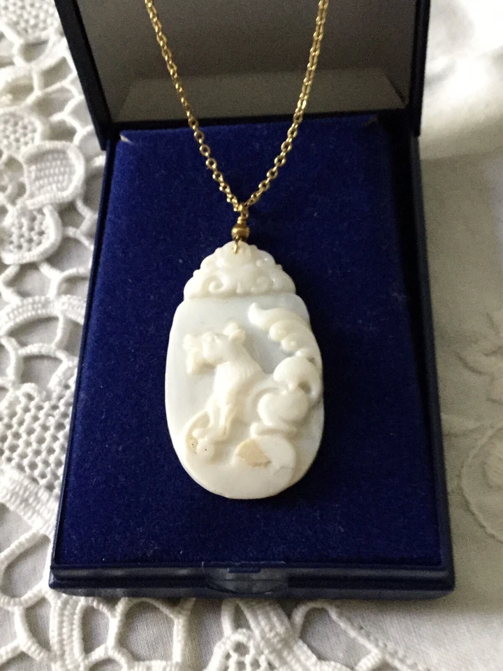 ANCIEN COLLIER PENDENTIF NACRE SCULPTÉE CISELURE, PLAQUÉ OR - Photo 1/4