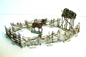 ENSEMBLE DÉCOR FERME CHÈVRE ET ENCLOS BARRIÈRES PLOMB PEINT Ht 3,5 cm BON ÉTAT - Imagen 1 de 3