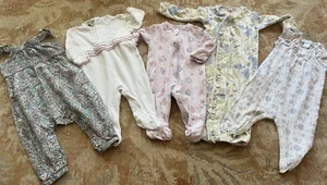 BIG LOT SLEEPERS ROMPERS 0-3-6 MONTHS KISSY KISSY FEATHER BABY TEA MAGNETIC ME - Picture 1 of 8