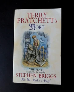 Terry Pratchett's Mort - The Play Adapted For the Stage By Stephen Briggs - Foto 1 di 6