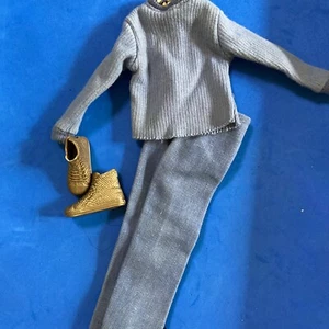 Ken Doll pantaloni azzurri, camicia abbinata, stivali oro - Foto 1 di 6
