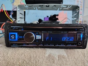 Receptor multimedia móvil estéreo para automóvil Alpine CDE-193BT completamente funcional en buen estado - Imagen 1 de 17