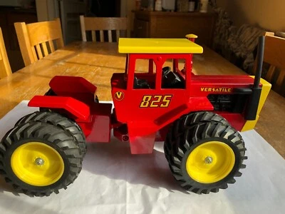 Versatile 825 four 4-wheel drive toy tractor by Scale Models in 1/16 scale - Image 1 of 4