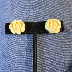 Lisner Ohrringe Clip auf Clip mit Rüschenrand Rose Zelluloid goldfarben Vintage - Bild 1 von 6