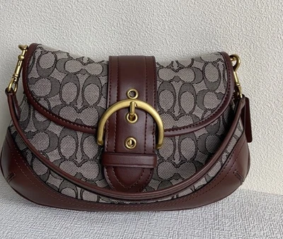 Bolso de hombro Soho Signature Jacquard asa superior CJ814 marrón arce Outlet Foto 1 de 4