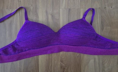 Sujetador acolchado push up inalámbrico rosa/púrpura metálico No Boundaries para mujer talla M Foto 1 de 4