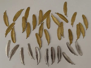 Lote de 37 piezas motivo de cuentas de metal en forma de pluma color oro plata con defecto - Imagen 1 de 5