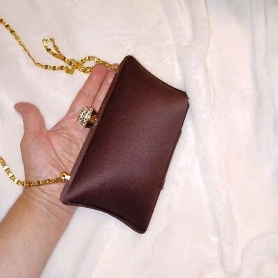 Cartera de noche satinada evento graduación boda marrón oro cadena broche con joyas Foto 1 de 4
