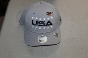 CAPPELLO SNAPBACK NEW ERA USA 2025 RYDER CUP 9FORTY CON SPILLA BANDIERA AMERICANA - Foto 1 di 5