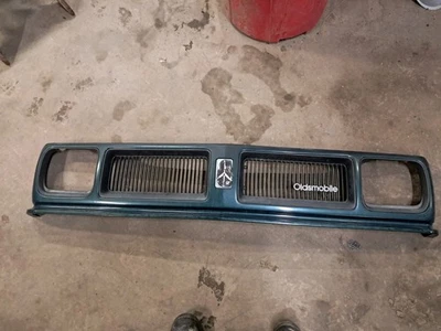 1991-1994 Oldsmobile Bravada Grille Assembly - Image 1 of 4