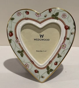 Marco de fotos Wedgwood Wild Strawberry en forma de corazón contiene foto 3" X 3" RARO - Imagen 1 de 17