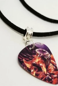 Heatran von Pokemon Gitarren-Plektrum an einer schwarzen Wildlederkordel Halskette - Bild 1 von 2