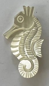 Broche prendedor de caballito de mar tallado madreperla vintage 1,5" - Imagen 1 de 3