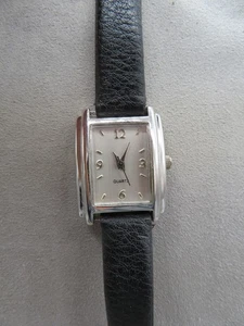 Reloj Cuarzo Tono Plata Correa Negra A126-07 82544TC Batería Nueva - Imagen 1 de 16