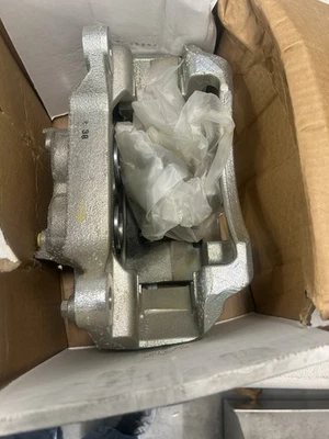 Pinza de freno delantera derecha con soporte Chevy W4500 W5500 Tiltmaster Isuzu NQR H2 Foto 1 de 2