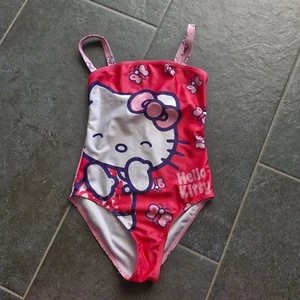 Hello Kitty Badeanzug Schwimmanzug Bikini Gr. 122, 128 rot/pink/weiß - Bild 1 von 3