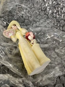 2005-6 Avon Mrs. Albee President's Club Award Mini Figurine w/ Dome - Picture 1 of 5
