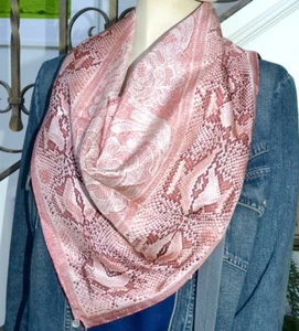 Sciarpa seta rosa opaca nuova con etichette $298 ROBERTO CAVALLI logo serpente stampa pizzo 90 cm - Foto 1 di 6