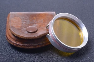 ✅ UNBRANDED YELLOW 31MM FILTER VINTAGE LENS OR CAMERA PUSH ON W/ CASE 38-4 - Picture 1 of 2