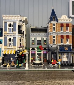 LEGO CREATOR: Assembly Square (10255) 100% Complete with Instructions No Box