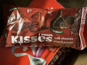 6x HERSHEY'S KISSES Roses Milk Chocolate Meltaway Candy Valentine's Day 9 oz Bag - Picture 1 of 2