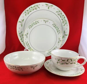 Rare GIBSON DESIGN Christmas Charm-Delight-Holiday-Harmony 5 piece place setting - Picture 1 of 10